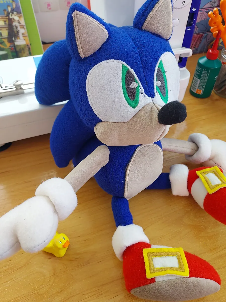 Peluche Sonic faite main, avec yeux et boucles brodés